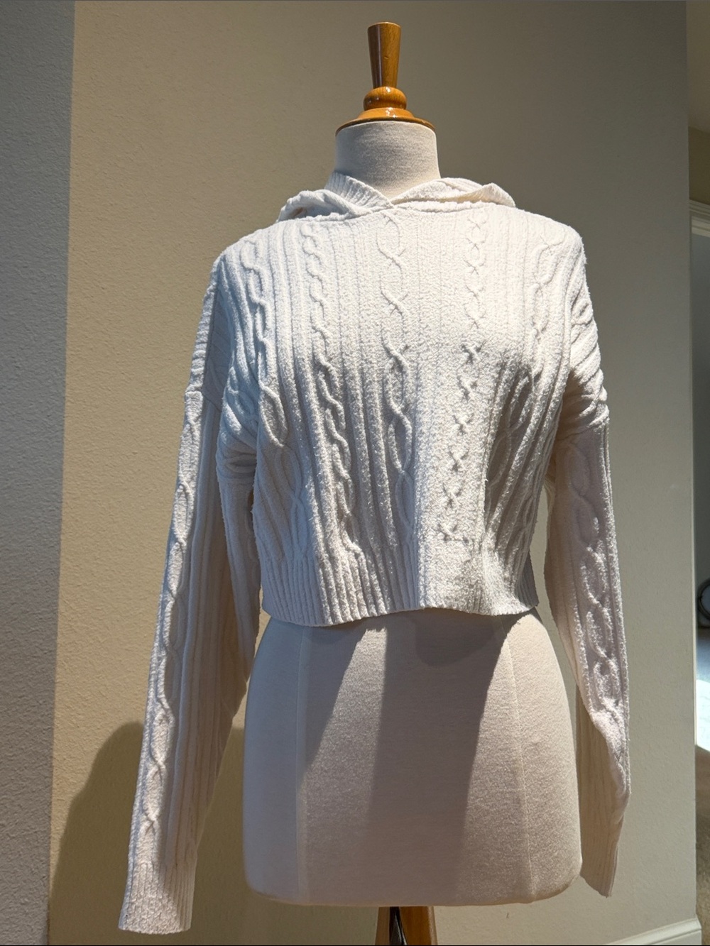 Cropped Cable Knit Hooded Sweater - White